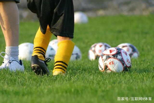 国米2026-27赛季主场球衣曝光：黑色条纹更宽，蓝色条纹带锯齿